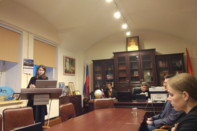 Екатерина Кондрашова выступает с докладом