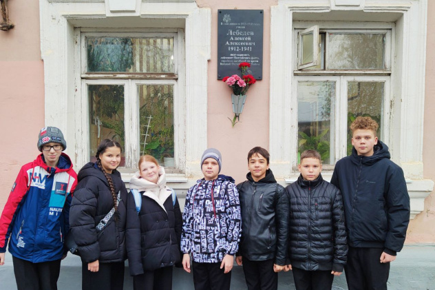 Участники похода у мемориальной доски А. Лебедеву Участники похода у мемориальной доски А. Лебедеву