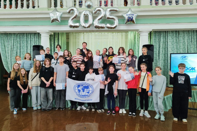 Участники квиза с руководителем Молодёжного центра РГО Костромской области Евгением Смирновым