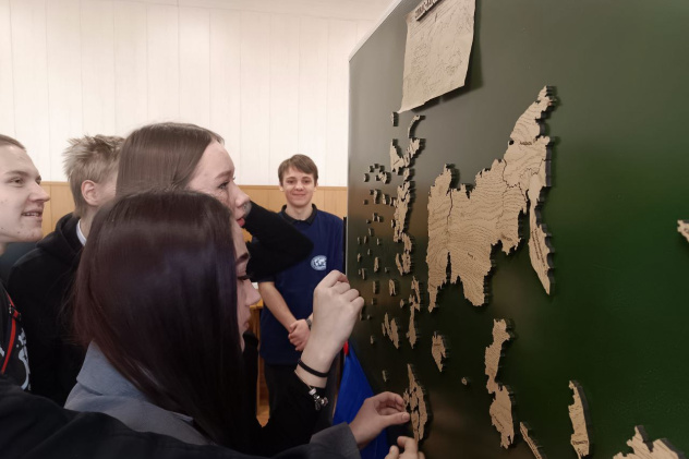 Активисты МК РГО "Салют" проводят мастер-классы по сбору спилс-карт