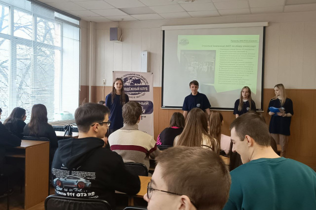 Активисты МК РГО "Салют" проводят мастер-классы по сбору спилс-карт