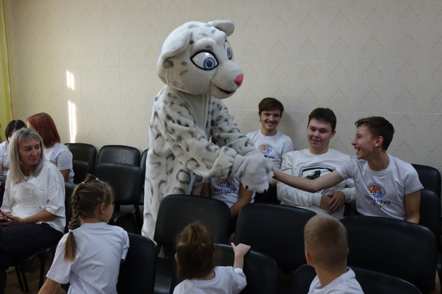 Снежный барс в гостях у детей реабилитационного центра 