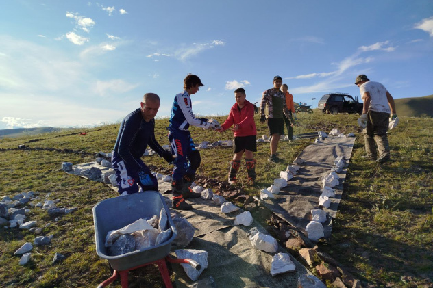 Помощь добровольцев в выкладке геоглифа 
