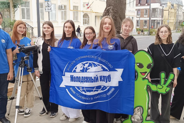 Волонтёры МК РГО "Салют" участвуют в работе площадок тротуарной астрономии в Армавире Волонтёры МК РГО "Салют" участвуют в работе площадок тротуарной астрономии в Армавире