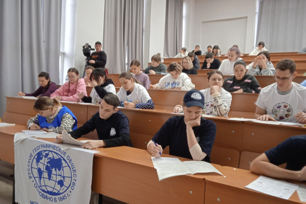 Активисты Молодежного центра РГО Республики Хакасия пишут географический диктант Активисты Молодежного центра РГО Республики Хакасия пишут географический диктант