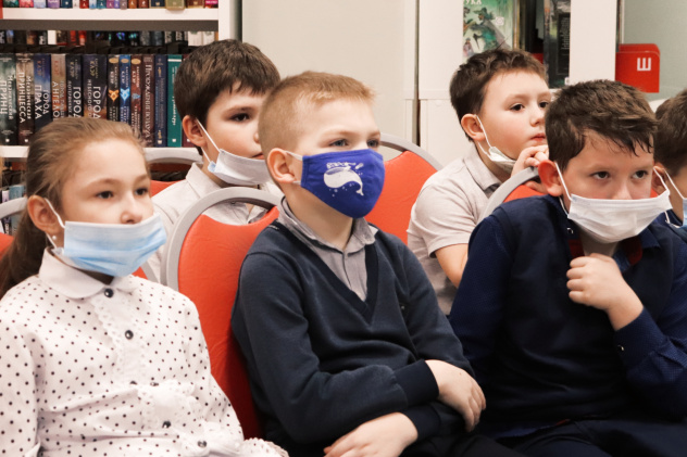 Ученики начальных классов на экологической встрече