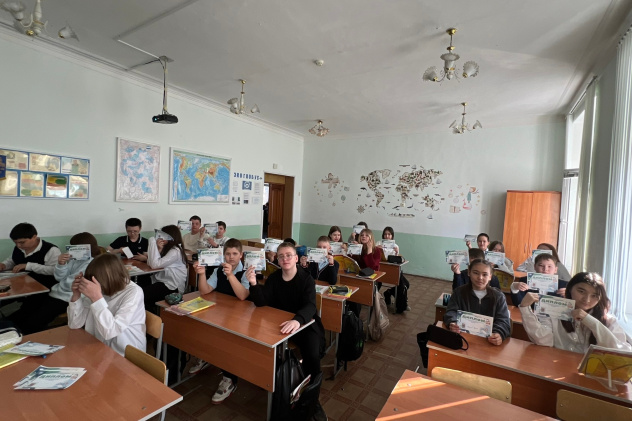 Учащиеся 6 класса с дипломами после прохождения диктанта с дипломами