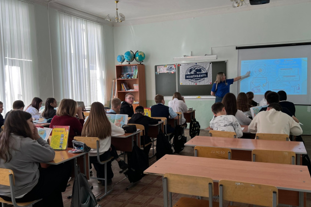 Участники мероприятия во время выполнения заданий диктанта