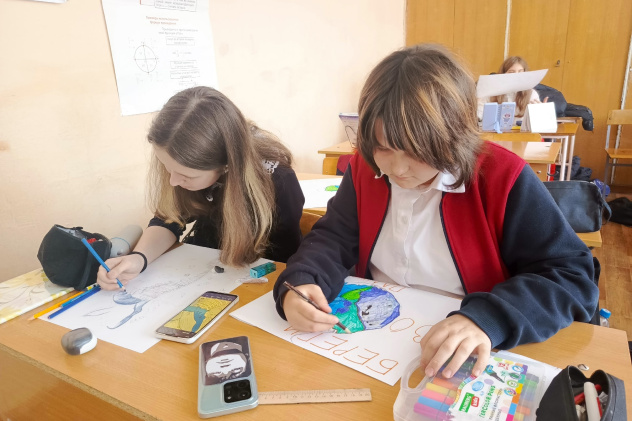 Учащиеся за работой над рисунками ко Дню воды