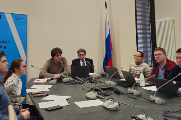 Представители клуба на площадке в Институте международных исследований МГИМО Представители клуба на площадке в Институте международных исследований МГИМО
