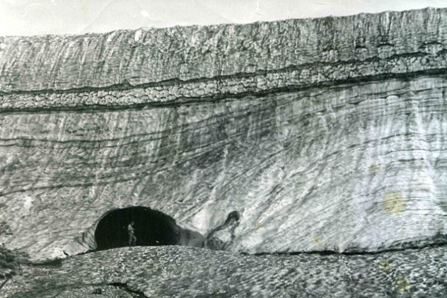 Шпинь П.С. в гроте Чёрноиюсского ледника. 1984 г. Шпинь П.С. в гроте Чёрноиюсского ледника. 1984 г.