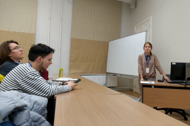 Активистка клуба Катя Якушева представляет свой доклад Активистка клуба Катя Якушева представляет свой доклад