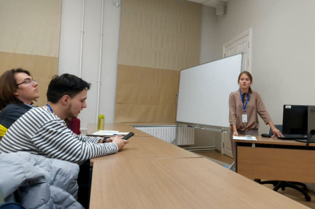 Активистка клуба Катя Якушева представляет свой доклад Активистка клуба Катя Якушева представляет свой доклад