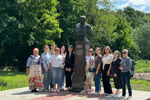 У памятника Алексею Воейкову У памятника Алексею Воейкову