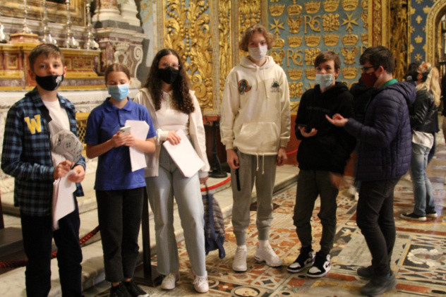 Участники Молодежного клуба РГО Malta Crown на съемках видеофильма о соборе Св. Иоанна