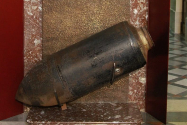 Бомба, попавшая в купол собора в 1942г.