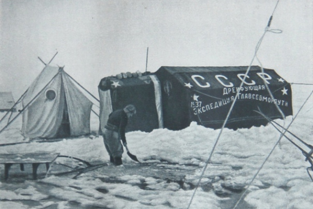 Папанин подсыпает снежный вал к стенкам палатки