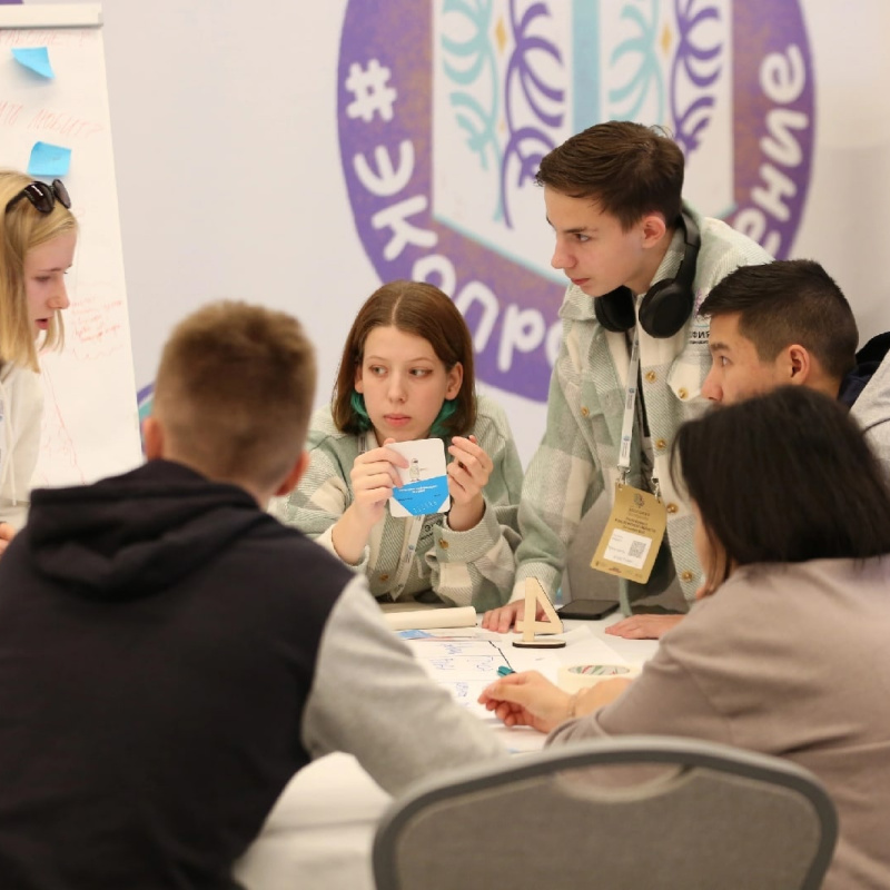 Зоя Головкова, руководитель научно-образовательного направления Молодёжного клуба РГО со своей командой