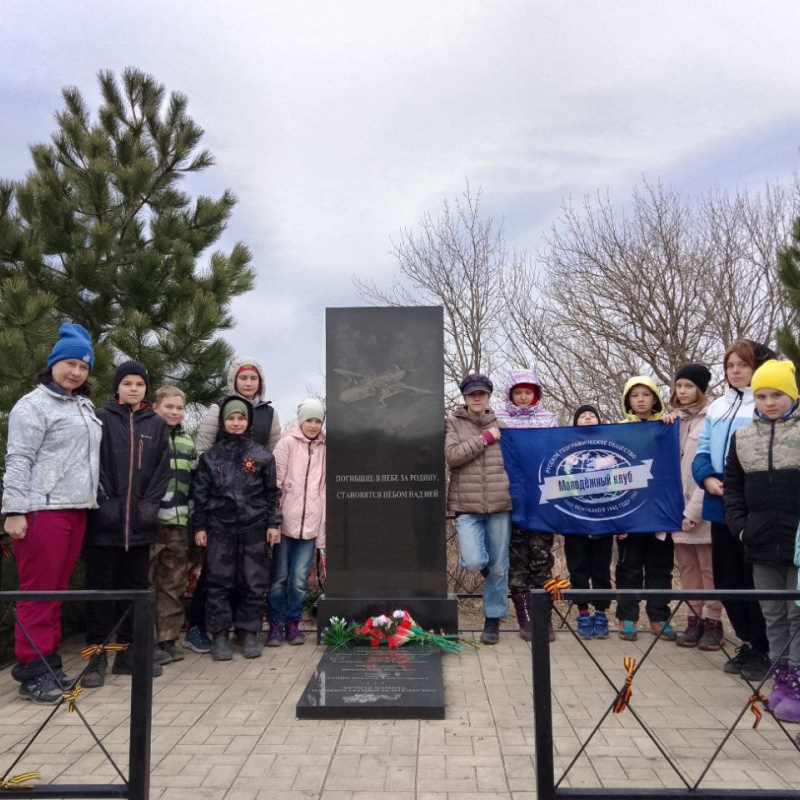У памятника на вершине горы Собер-Баш