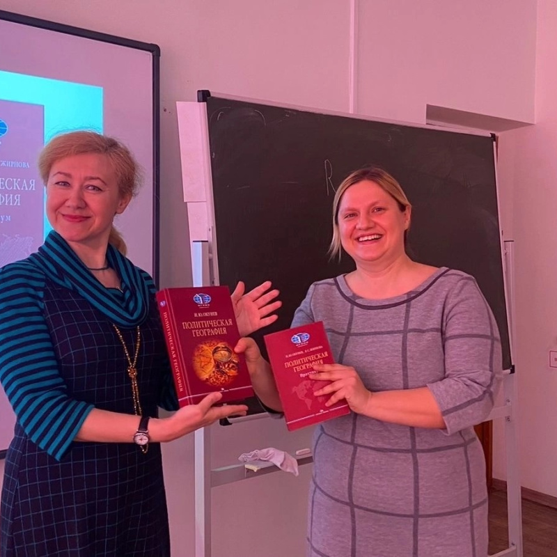 Лидия Жирнова передает учебные пособия ЦПАМО сотрудникам ЧГУ