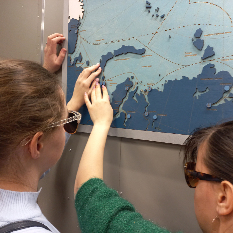 Две незрячие девушки тактильно изучают макет Северного морского пути