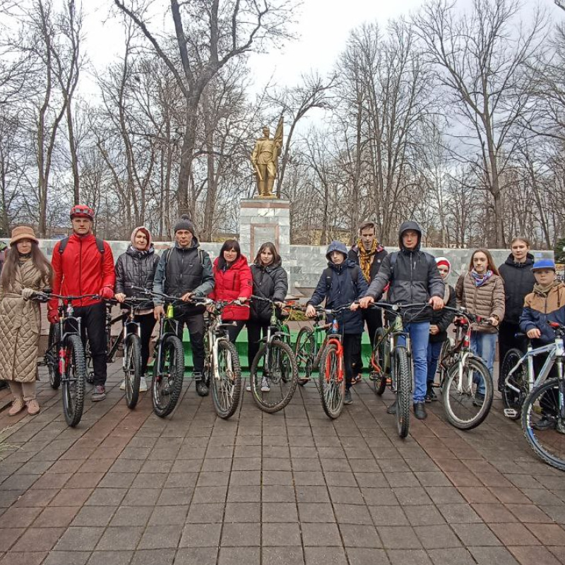 Участники велопробега на мемориале