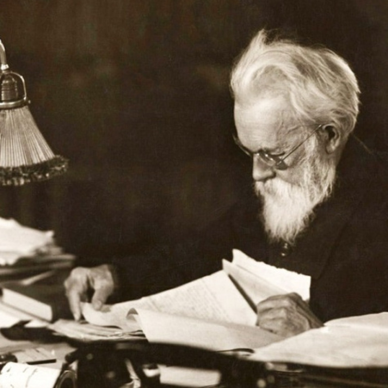 Вернадский за работой Вернадский за работой