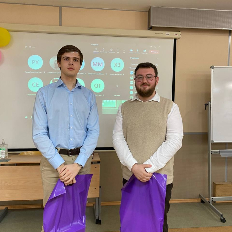 Арсений Чугин (слева) после выступления на конференции