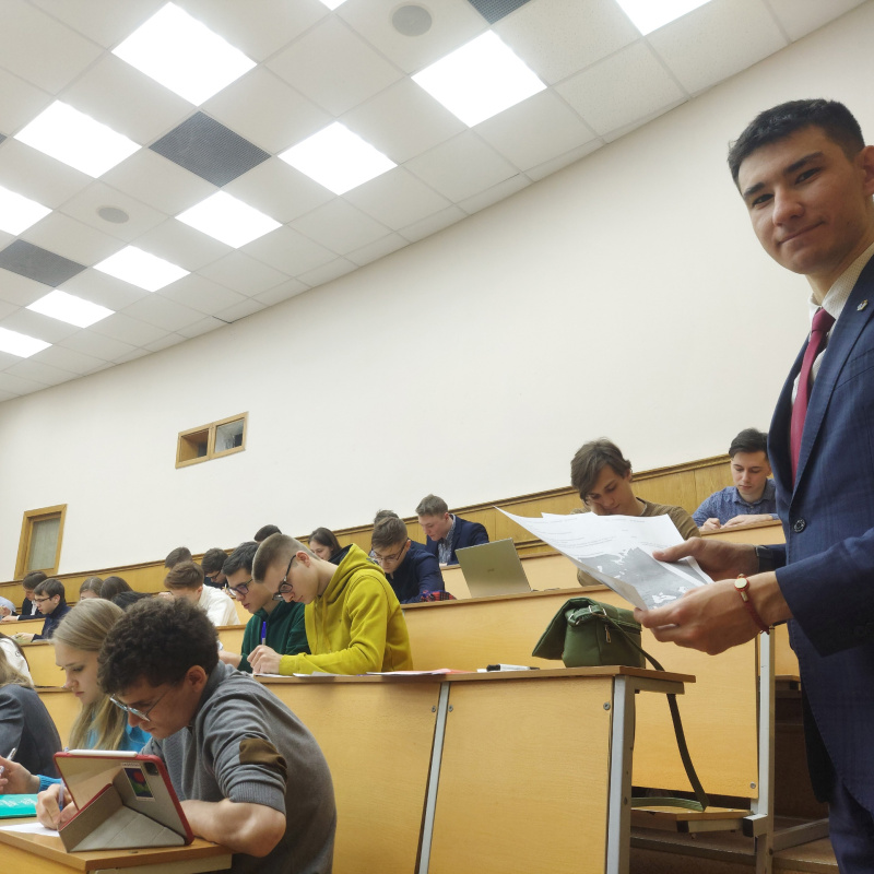 Назар Курбанов во время проведения исследования по восприятию границ в Европе