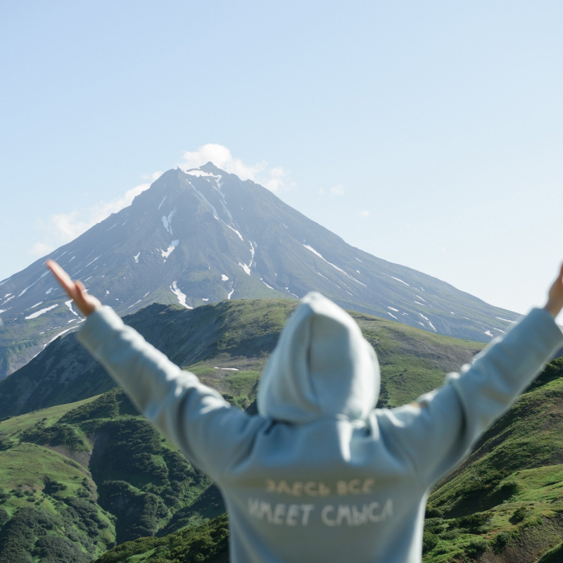 Участник форума на фоне вулкана