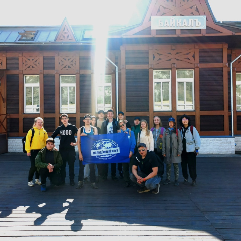 Около здания вокзала в п. Порт Байкал Около здания вокзала в п. Порт Байкал