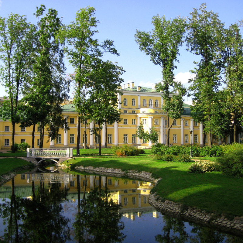 Вид на главный дом