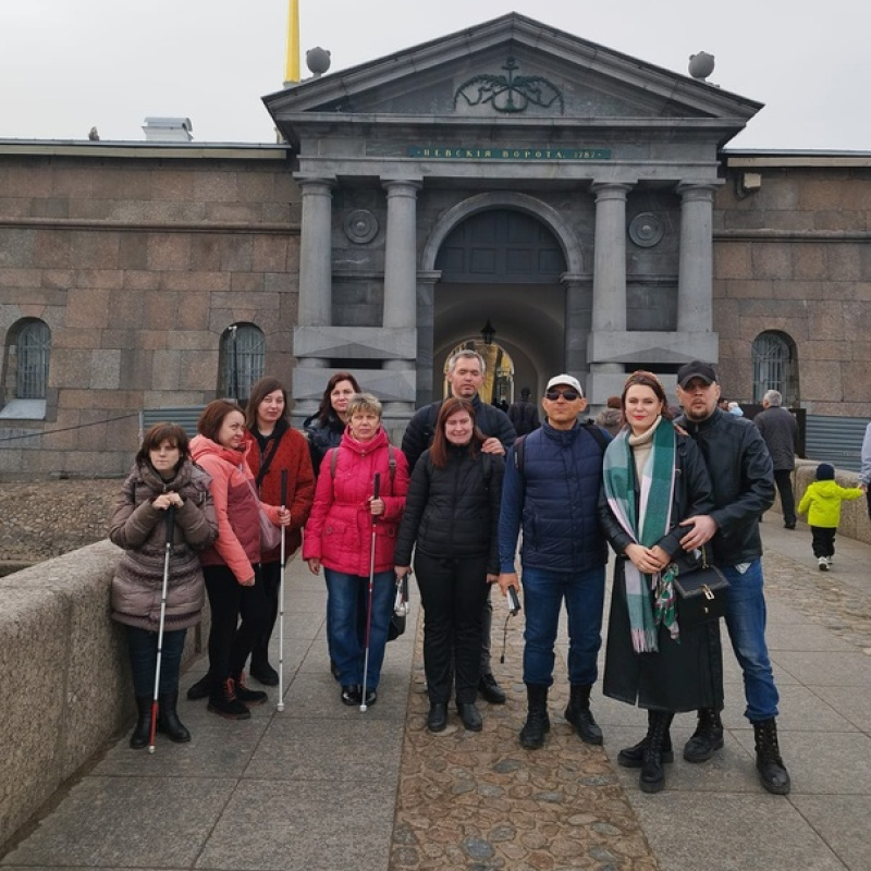 Инклюзивная группа на Комендантской пристани Петропавловской крепости Групповое фото незрячих реабилитантов СПб ГБУ ЦМСРдИЗ и волонтёров