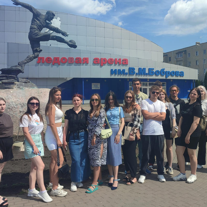 У Ледовой арены имени Всеволода Боброва
