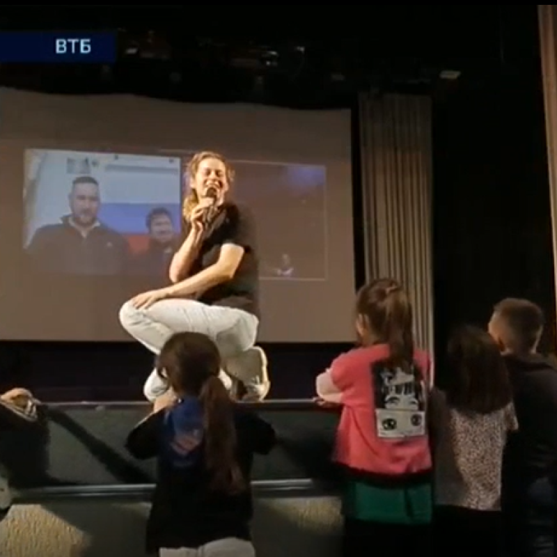 Ольга Стефанова с московскими школьниками Молодежный клуб РГО "Очарованный странник"