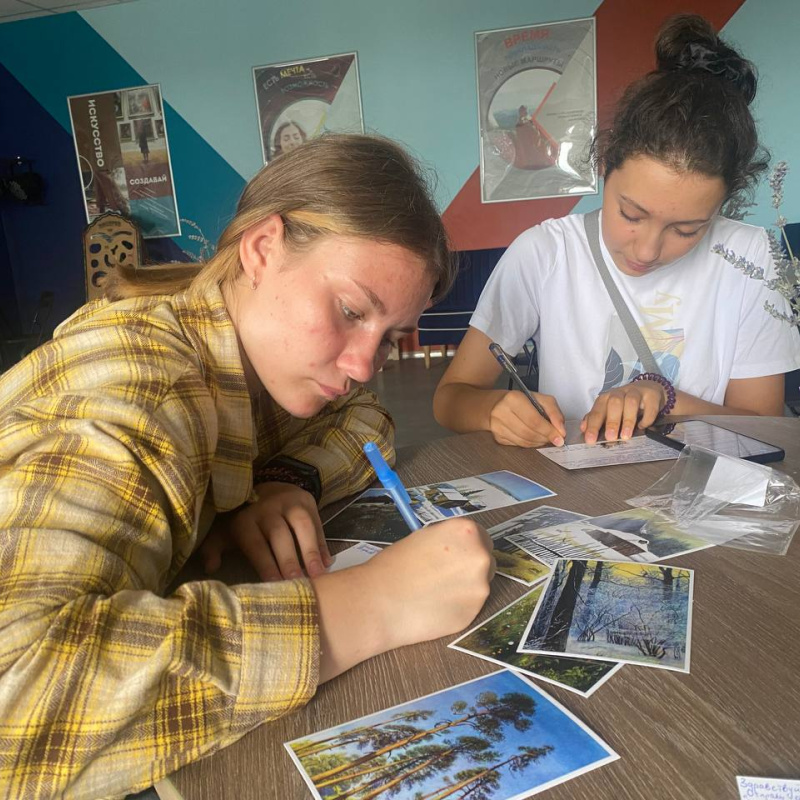 Активисты готовят открытки Активисты готовят открытки