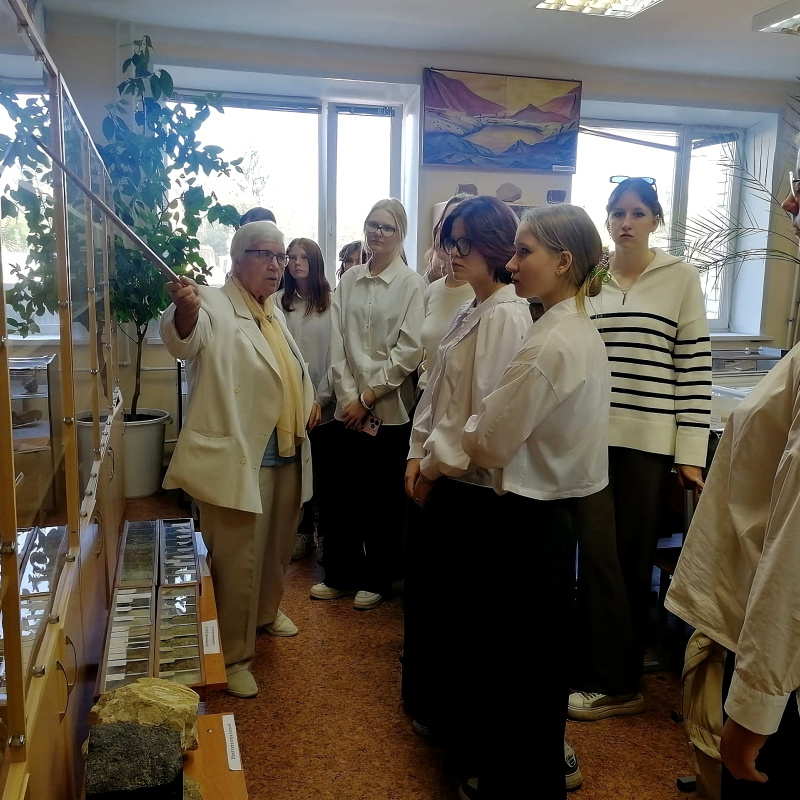 Экскурсию провела Ольга Рудько - хранитель геологической коллекции Экскурсию провела Ольга Рудько - хранитель геологической коллекции