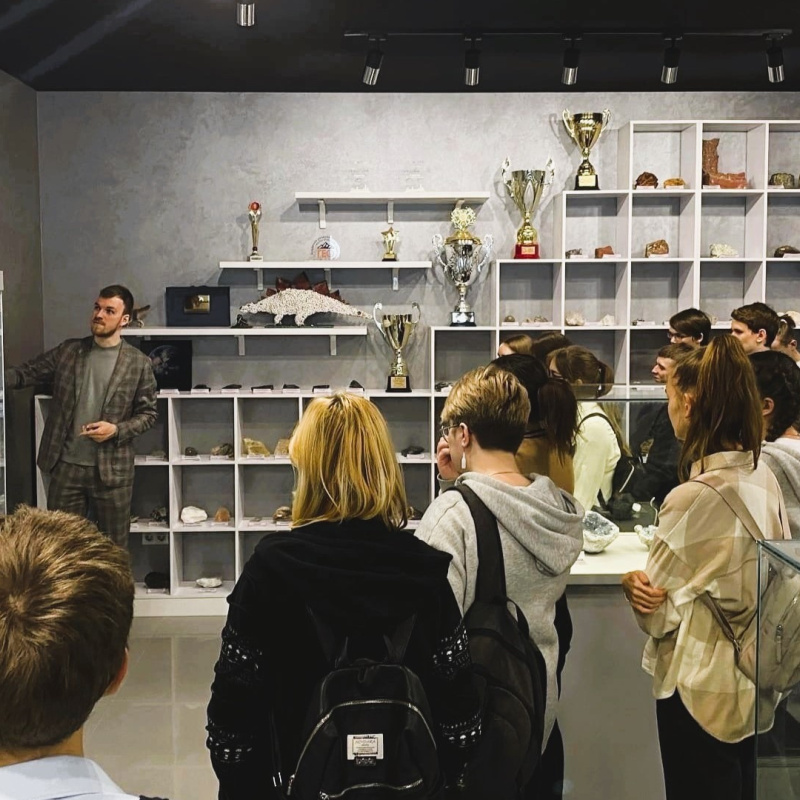 "НЕурок географии" в КемГУ Группа школьников на "НЕуроке географии" в Геологическом выставочном центре КемГУ