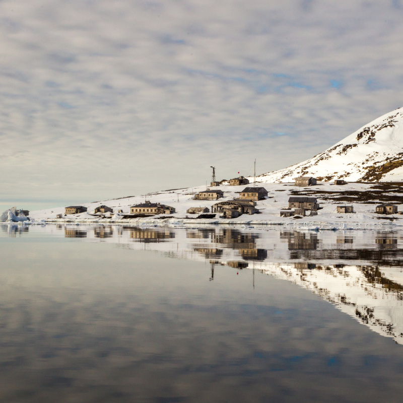 Полярная станция в бухте Тихой на острове Гукера. Начальником станции был Иван Папанин Полярная станция в бухте Тихой на острове Гукера. Начальником станции был Иван Папанин
