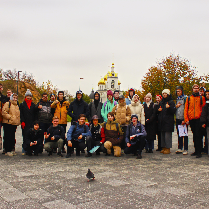 Участники экспедиции на фоне Кремля