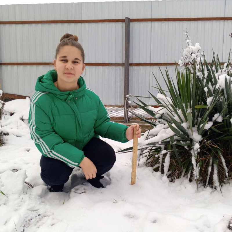 Илария Стройкина проводит наблюдение за снегом