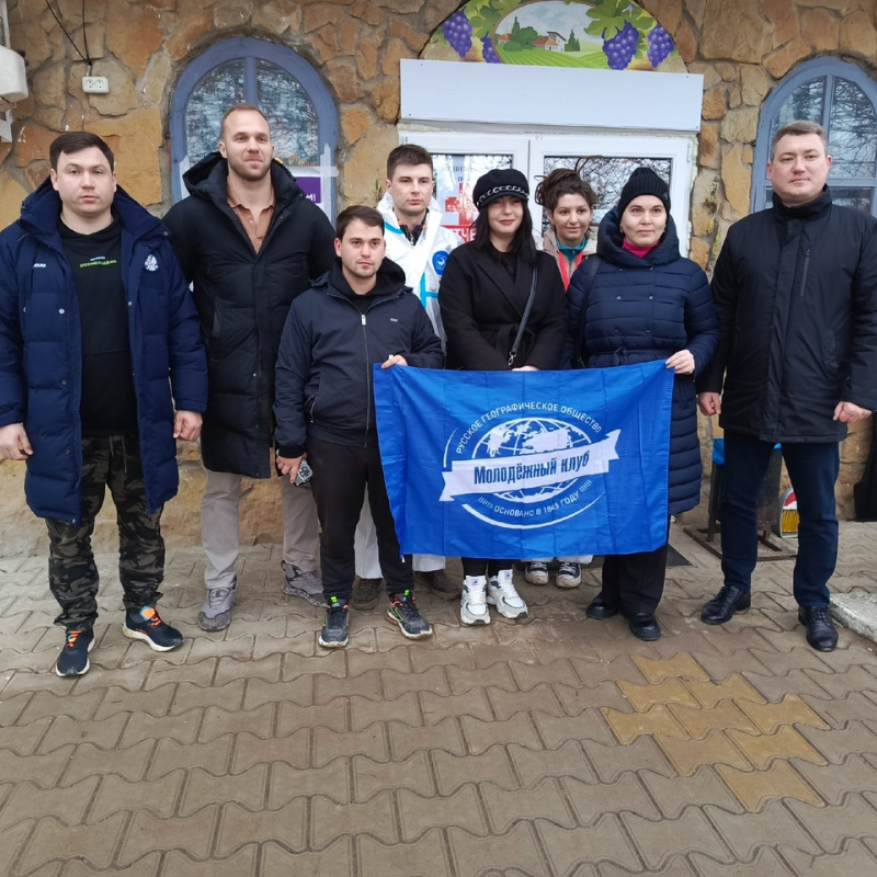 Руководители МК РГО "Импульс" и "Норд-Ост" доставляют открытки волонтёрам