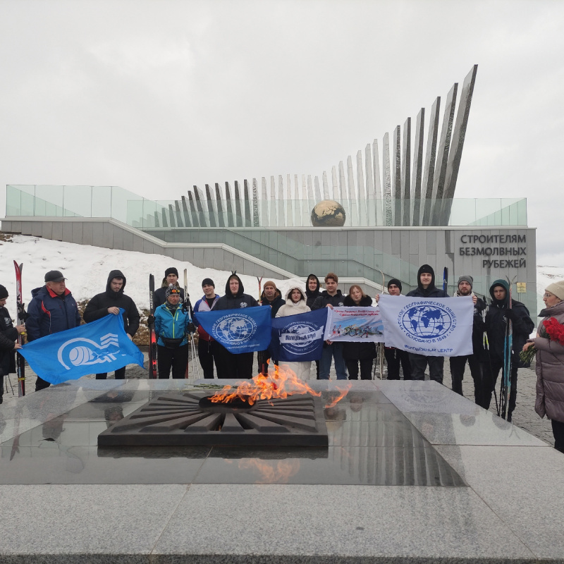 Участники пробега у Мемориала Строителям безмолвных рубежей Участники пробега у Мемориала Строителям безмолвных рубежей