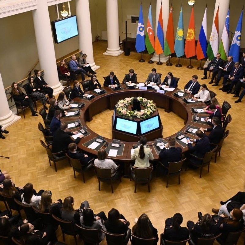 Основная площадка дискуссионного клуба в Таврическом дворце Основная площадка дискуссионного клуба в Таврическом дворце