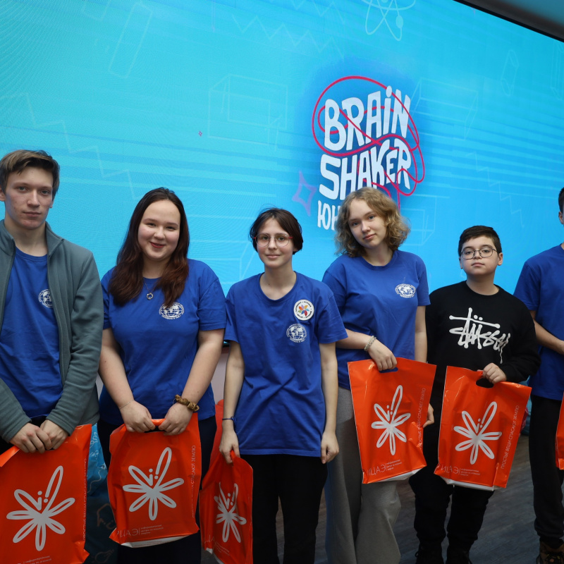 Награждение команды Молодёжного клуба РГО Награждение команды Молодёжного клуба РГО