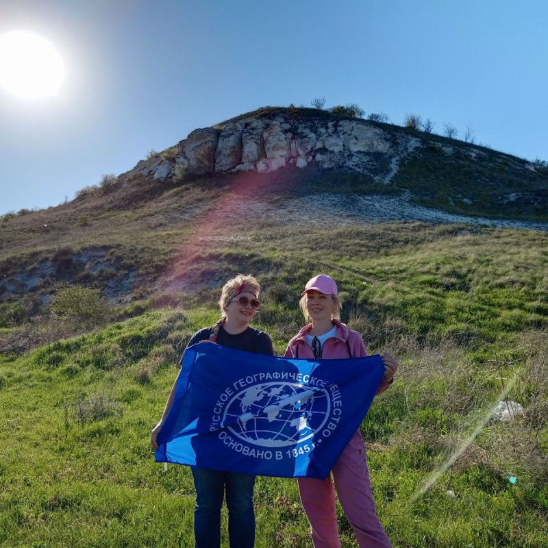 Активисты РГО у подножья геологического памятника природы "Бараньи лбы" МЦ РГО ЛНР