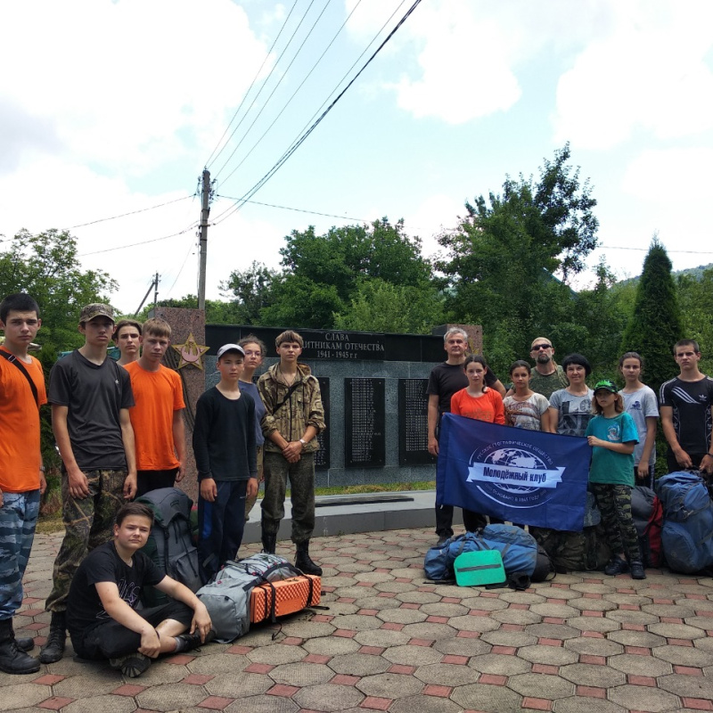 У памятника