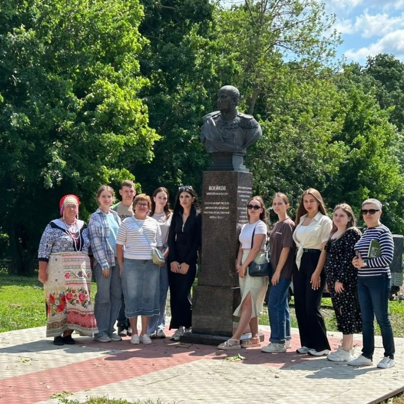 У памятника Алексею Воейкову У памятника Алексею Воейкову