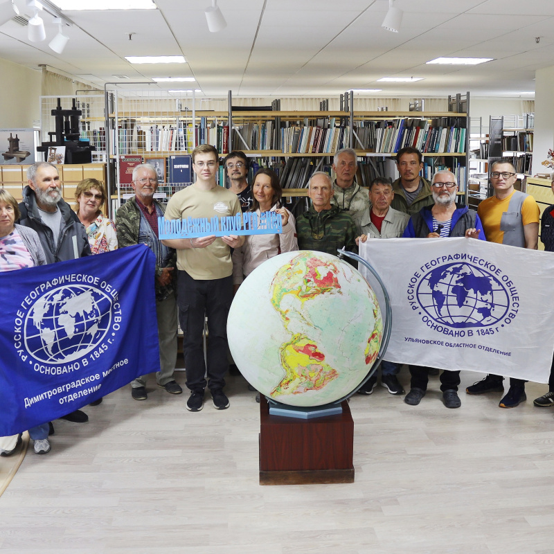 Участники экспедиции в библиотеке музея. Участники экспедиции «Реки России: Запад — Восток» в библиотеке музея