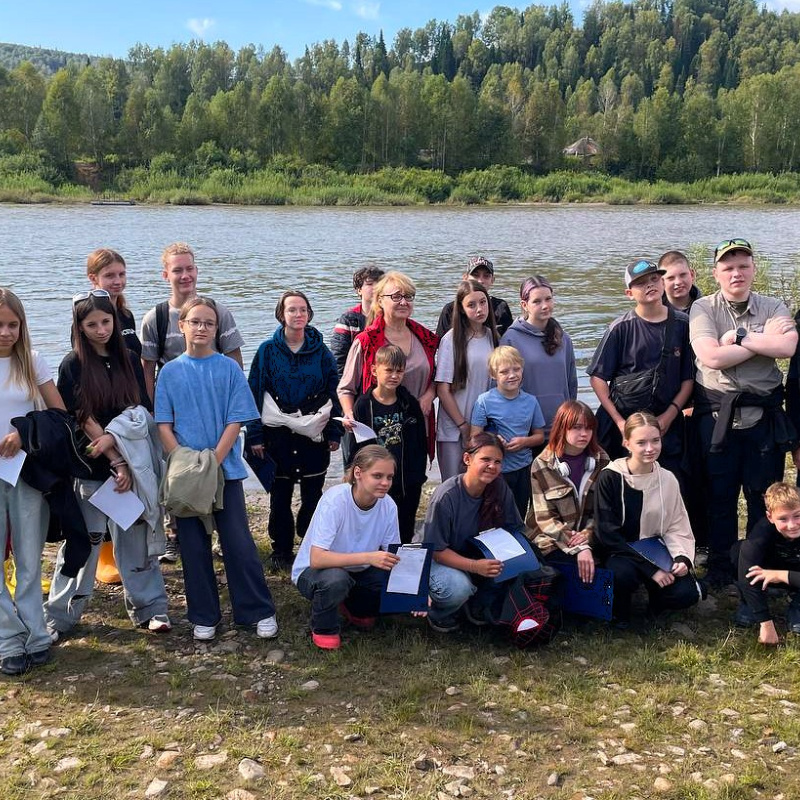 Участники смены на берегу р.Кондома Участники Полевой школы на берегу р.Кондома